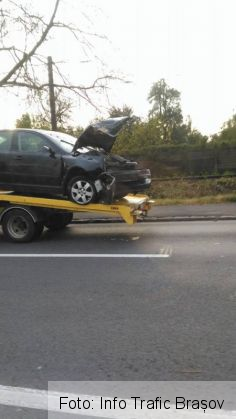 BRAȘOV. A intrat cu mașina într-un stâlp de pe strada Hărmanului, dărâmându-l (FOTO) 3 masina stalp_223579.jpg