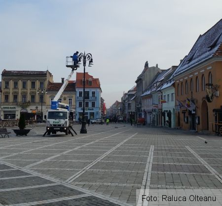 BRAŞOV. Bradul de Crăciun a ajuns în Piaţa Sfatului (GALERIE FOTO) 5 20161117-093731.jpg