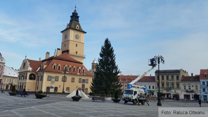 BRAŞOV. Bradul de Crăciun a ajuns în Piaţa Sfatului (GALERIE FOTO) 2 20161117_093755_225602.jpg
