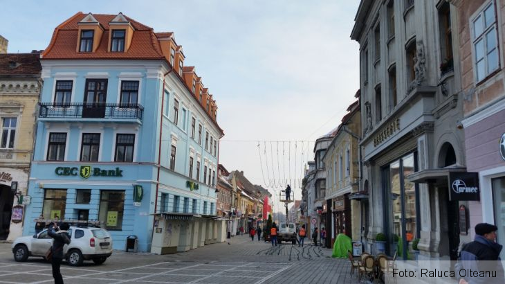 BRAŞOV. Bradul de Crăciun a ajuns în Piaţa Sfatului (GALERIE FOTO) 4 20161117_093926_225604.jpg