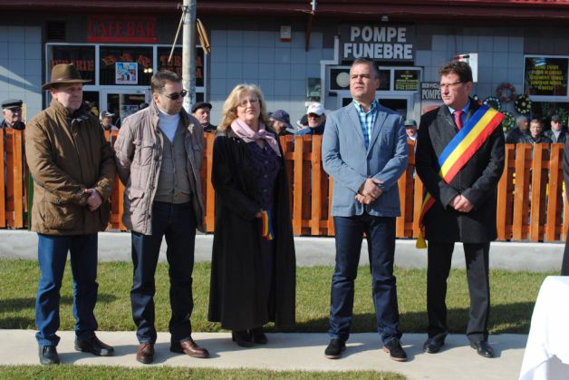 BRAŞOV. Râşnovul are de acum şi o piaţă agroalimentară modernă 3 Piata Rasnov1_224934.jpg