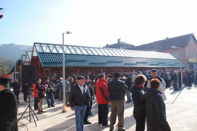 BRAŞOV. Râşnovul are de acum şi o piaţă agroalimentară modernă 4 Piata Rasnov5_224931.jpg