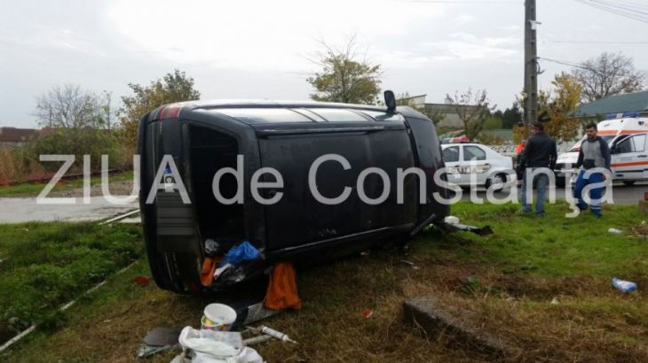 Maşină „doborâtă” de tren, din cauza nepăstrării distanţei corespunzătoare faţă de şine! (FOTO) 2 accident tren constanta_224984.jpg