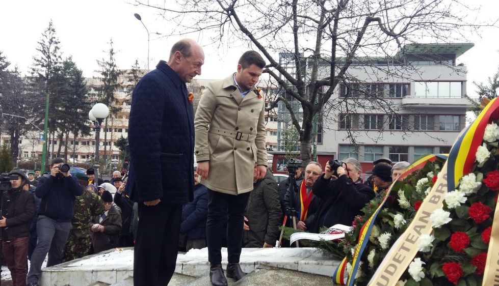 BRAȘOV. Oficialitățile locale sunt la troița din fața Spitalului Județean!!! A sosit și Băsescu!!! S-au depus coroane de flori!!! (Galerie foto...) 9 basecoroana.jpg