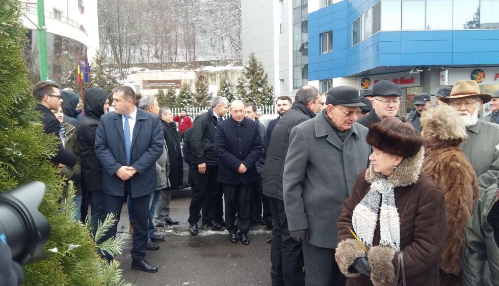 BRAȘOV. Oficialitățile locale sunt la troița din fața Spitalului Județean!!! A sosit și Băsescu!!! S-au depus coroane de flori!!! (Galerie foto...) 4 basescutroit.jpg