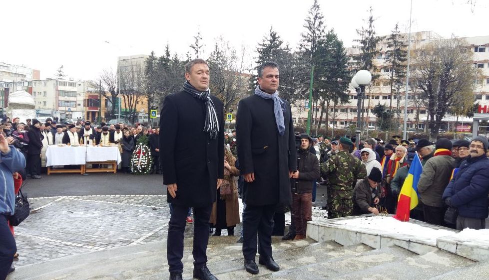 BRAȘOV. Oficialitățile locale sunt la troița din fața Spitalului Județean!!! A sosit și Băsescu!!! S-au depus coroane de flori!!! (Galerie foto...) 8 cjcoroan.jpg