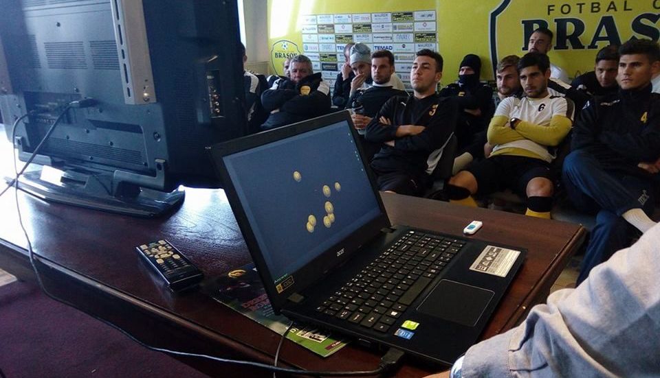 BRAȘOV. Antrenament special. „Stegarii” au testat NeuroTracker. Aplicația este folosită de formații de top precum Barcelona sau Manchester United - FOTO 3 fcbv2.jpg