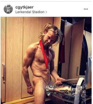 S-au pozat goi cu trofeul după ce au devenit campioni (FOTO) 3 goi_6.jpg