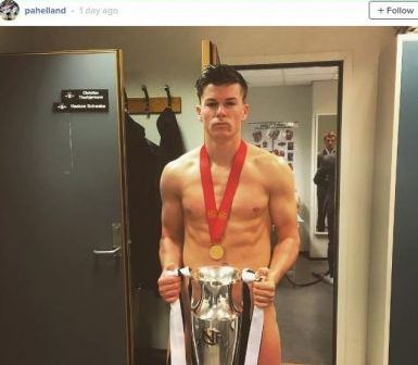 S-au pozat goi cu trofeul după ce au devenit campioni (FOTO) 2 gol.jpg