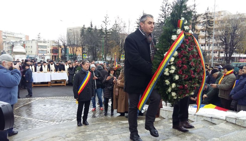 BRAȘOV. Oficialitățile locale sunt la troița din fața Spitalului Județean!!! A sosit și Băsescu!!! S-au depus coroane de flori!!! (Galerie foto...) 7 primariecoroan.jpg