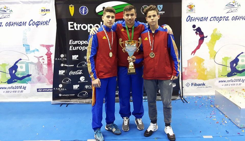 BRAȘOV. Sabrerii brașoveni au urcat pe podium la Sofia 4 sabie3.jpg