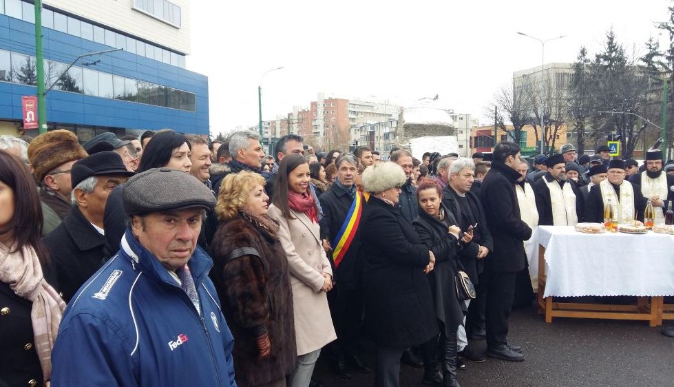 BRAȘOV. Oficialitățile locale sunt la troița din fața Spitalului Județean!!! A sosit și Băsescu!!! S-au depus coroane de flori!!! (Galerie foto...) 6 scripcaru_4.jpg