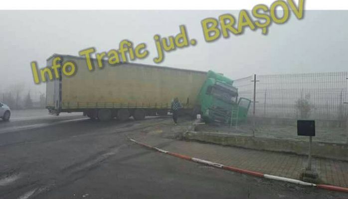 BRAŞOV. Un TIR a derapat pe Calea Feldioarei (FOTO) 2 tirdrum.jpg