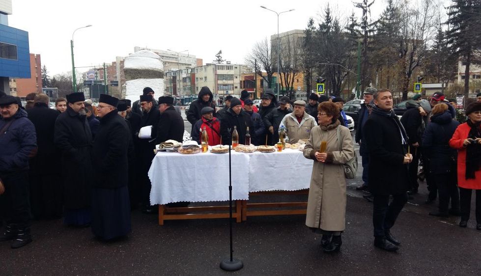 BRAȘOV. Oficialitățile locale sunt la troița din fața Spitalului Județean!!! A sosit și Băsescu!!! S-au depus coroane de flori!!! (Galerie foto...) 5 troita1_2.jpg