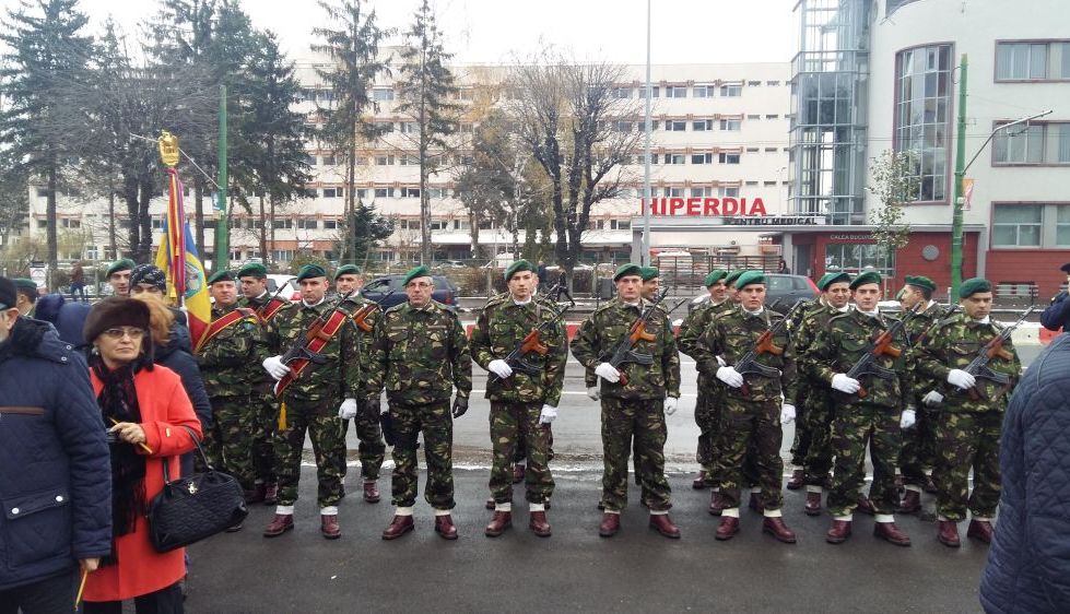 BRAȘOV. Oficialitățile locale sunt la troița din fața Spitalului Județean!!! A sosit și Băsescu!!! S-au depus coroane de flori!!! (Galerie foto...) 3 troita2.jpg