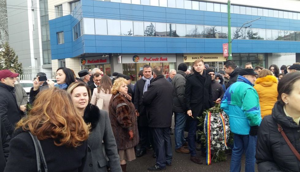 BRAȘOV. Oficialitățile locale sunt la troița din fața Spitalului Județean!!! A sosit și Băsescu!!! S-au depus coroane de flori!!! (Galerie foto...) 2 troita_3.jpg