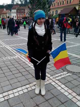 BRAȘOV. Cine a înfruntat frigul ca să intre în Hora Marii Uniri în orașul de sub Tâmpa? Unii au plecat dezamăgiți! 6 IMG_20161201_113637_226557.jpg