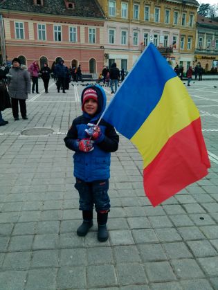 BRAȘOV. Cine a înfruntat frigul ca să intre în Hora Marii Uniri în orașul de sub Tâmpa? Unii au plecat dezamăgiți! 4 IMG_20161201_114902_226555.jpg