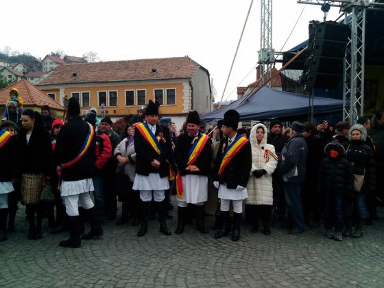 BRAȘOV. Cine a înfruntat frigul ca să intre în Hora Marii Uniri în orașul de sub Tâmpa? Unii au plecat dezamăgiți! 3 IMG_20161201_124949_226554.jpg