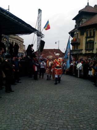 BRAȘOV. Cine a înfruntat frigul ca să intre în Hora Marii Uniri în orașul de sub Tâmpa? Unii au plecat dezamăgiți! 2 IMG_20161201_125235_226552.jpg