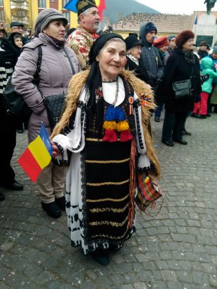 BRAȘOV. Cine a înfruntat frigul ca să intre în Hora Marii Uniri în orașul de sub Tâmpa? Unii au plecat dezamăgiți! 9 IMG_20161201_131816_226560.jpg