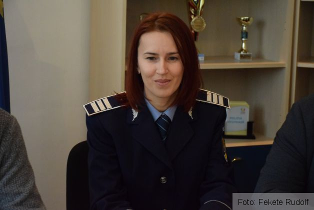 gabrieladinupurtatorcuvantpolitie 1_228393.JPG