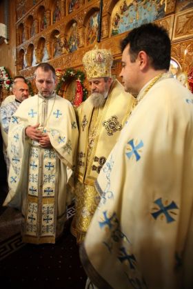 BRAȘOV. Biserica de lemn rămâne deschisă pentru închinare 8 preoti_228295.jpg