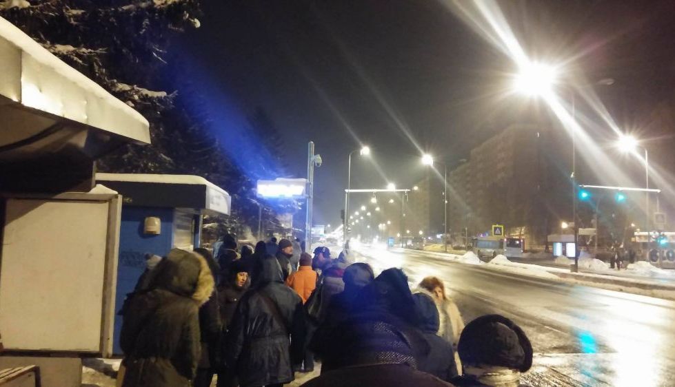 BRAȘOV. Oamenii îngheață în stații, în așteptarea autobuzelor RAT. „Inacceptabil așa ceva. Bătaie de joc”. UPDATE. Reacția RAT 2 2_136.jpg