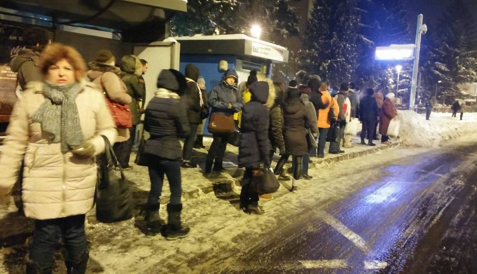 BRAȘOV. Oamenii îngheață în stații, în așteptarea autobuzelor RAT. „Inacceptabil așa ceva. Bătaie de joc”. UPDATE. Reacția RAT 3 3_70.jpg
