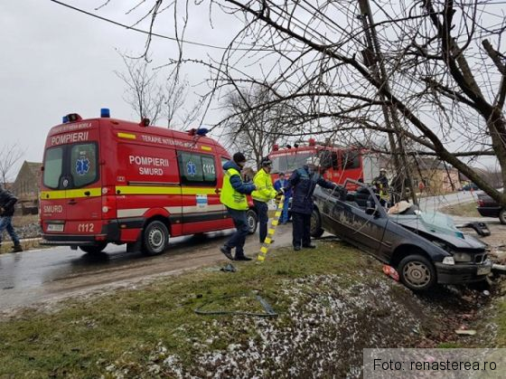 O tânără este în stare gravă după ce a intrat cu maşina în stâlp (FOTO) 2 accident_229077.jpg