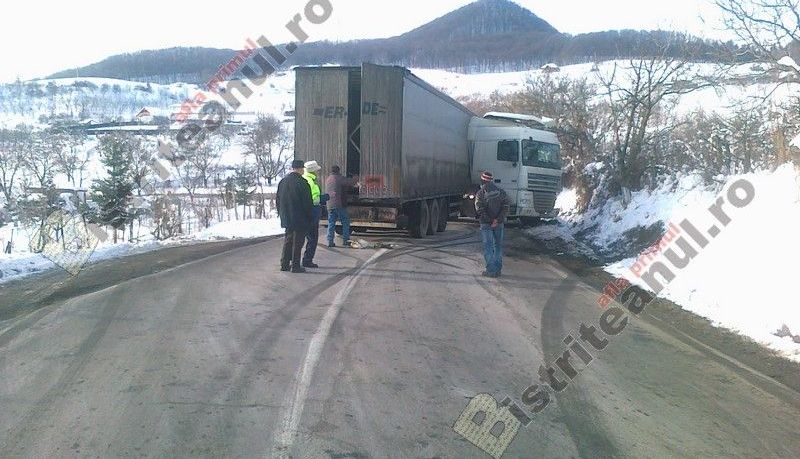 Trei persoane încarcerate, în urma coliziunii dintre un autoturism şi un camion (FOTO)! 2 accidentbistrita_4.jpg