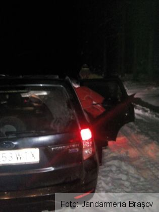 BRAȘOV. Familie cu doi copii, salvată din nămeți de jandarmii montani brașoveni (FOTO) 2 jandarmi noaptea 2_229942.jpg