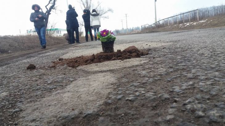 BRAȘOV. În gropile de pe DN73 au răsărit... flori 3 floriDN73b_231238.jpg