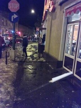 BRAȘOV. Persoană rănită de gheața căzută de pe acoperiș (FOTO) 3 gheata1_230557.jpg