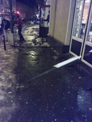 BRAȘOV. Persoană rănită de gheața căzută de pe acoperiș (FOTO) 2 gheata_230555.jpg