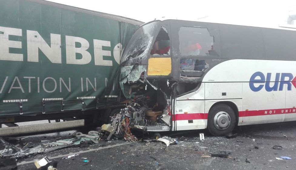 Update. TIR înmatriculat în BRAŞOV, implicat în accidentul din Ungaria (GALERIE FOTO) 3 img-20170215-wa0013.jpg