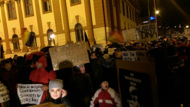 Update. BRAȘOV. În jur de 500 de cetățeni au protestat în Piața Sfatului, în această seară (FOTO) 3 prostest 3_230777.jpg