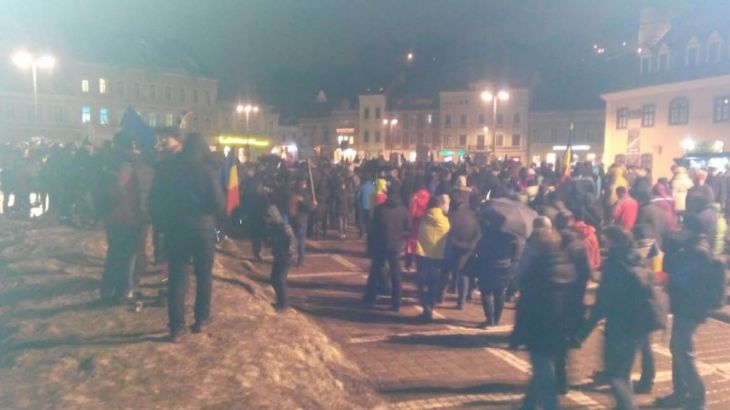 Update. BRAȘOV. În jur de 500 de cetățeni au protestat în Piața Sfatului, în această seară (FOTO) 2 protest 2_230778.jpg