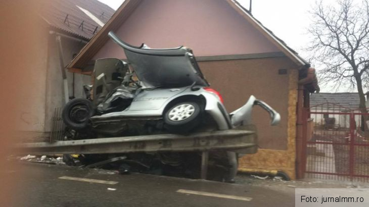 Un şofer a murit după ce s-a izbit cu maşina de un parapet (FOTO) 2 accident mm 3_232919.jpg