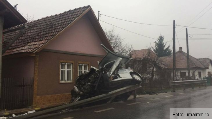 Un şofer a murit după ce s-a izbit cu maşina de un parapet (FOTO) 3 accident mm_232920.jpg