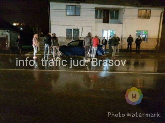 BRAŞOV. Un şofer băut s-a răsturnat cu maşina pe DN 73, după ce a intrat într-un alt autoturism (FOTO) 2 accident rasnov 2_232800.jpg