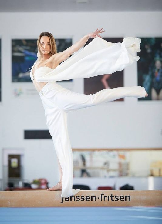 ECHILIBRU. Sandra Izbașa, cel mai îndrăzneț PICTORIAL!!! 2 izbasa1.jpg