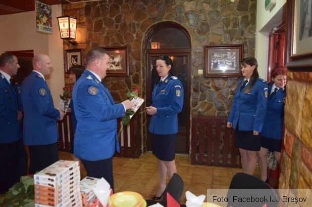 Jandarmii braşoveni se înclină astăzi, 8 Martie, în faţa doamnelor şi domnişoarelor 3 jandarmerite 2_232336.jpg