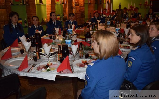 Jandarmii braşoveni se înclină astăzi, 8 Martie, în faţa doamnelor şi domnişoarelor 4 jandarmerite 4_232338.jpg