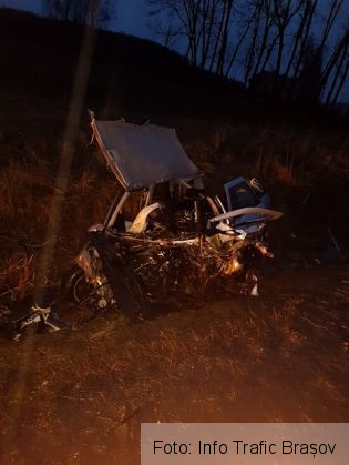 Update. BRAȘOV. Familie rănită în accidentul de pe DN 1! Unul dintre copii a fost intubat, fiind inconștient (FOTO) 2 masina dn 1 2_232877.jpg