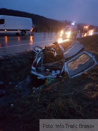Update. BRAȘOV. Familie rănită în accidentul de pe DN 1! Unul dintre copii a fost intubat, fiind inconștient (FOTO) 3 masina dn 1_232878.jpg