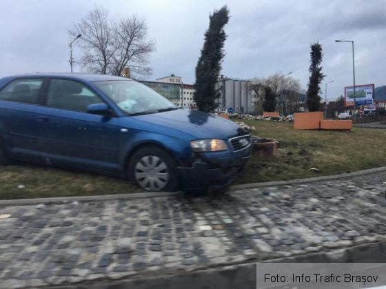 BRAȘOV. Autoturism „parcat” în sensul giratoriu, pe Calea București (FOTO) 2 masina sens giratoriu 2_232557.jpg