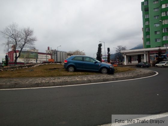 BRAȘOV. Autoturism „parcat” în sensul giratoriu, pe Calea București (FOTO) 3 masina sens giratoriu_232556.jpg