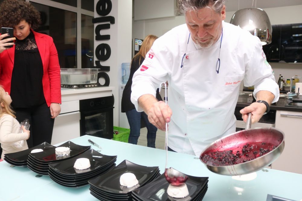 Clienţii Kuechentreff au fost răsplătiţi pentru fidelitate în cadrul unui eveniment special desfăşurat la Braşov 13 nobilia201712.jpg