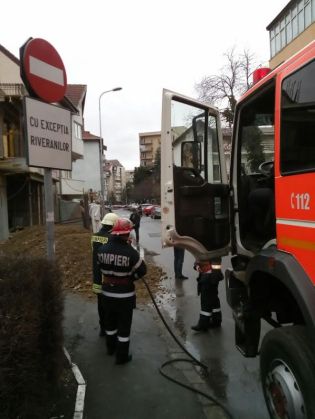 BRAŞOV. Ţeavă de gaze fisurată pe strada Verii! Pompierii asigură măsurile de siguranţă (FOTO) 4 strada verii_232585.jpg